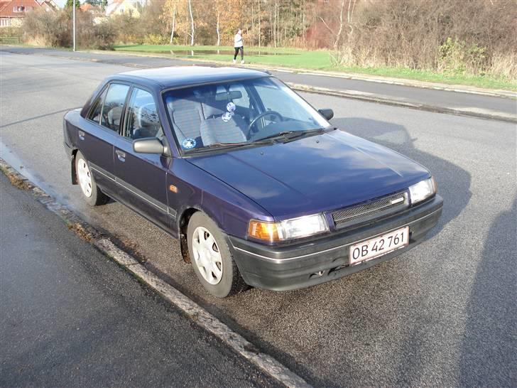 Mazda 323 - Forfra billede 1