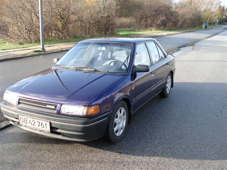 Mazda 323 - Forfra billede 2