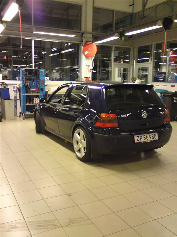 VW Golf Mk. 4 TDi Vivaldi  - På min lift , med mit skab og mit bord - Altså mit arbejdsområde :D billede 10