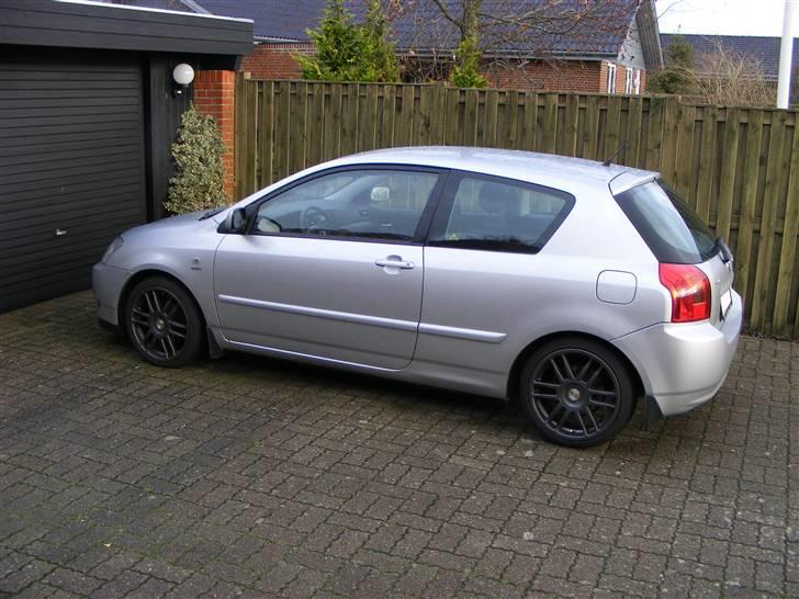 Toyota Corolla E12 1.4 VVTI - Ja, den trænger til en vask :) billede 1