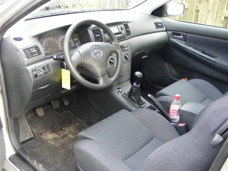 Toyota Corolla E12 1.4 VVTI - Jaja den trænger til at blive gjort rent - det ved jeg, men bundmåtter bliver beskidte i løbet af no time i det danske vintervejr billede 7
