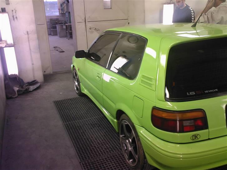 Toyota corolla Gsi  - der er den lige kommet i sprøjte kabinen igen striper osv. billede 5