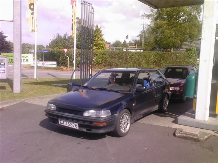 Toyota corolla Gsi  - Da jeg hentet bilen. den hvade dog hvid hjelm men den blev malet sort så det så lidt mere normal ud.. billede 8