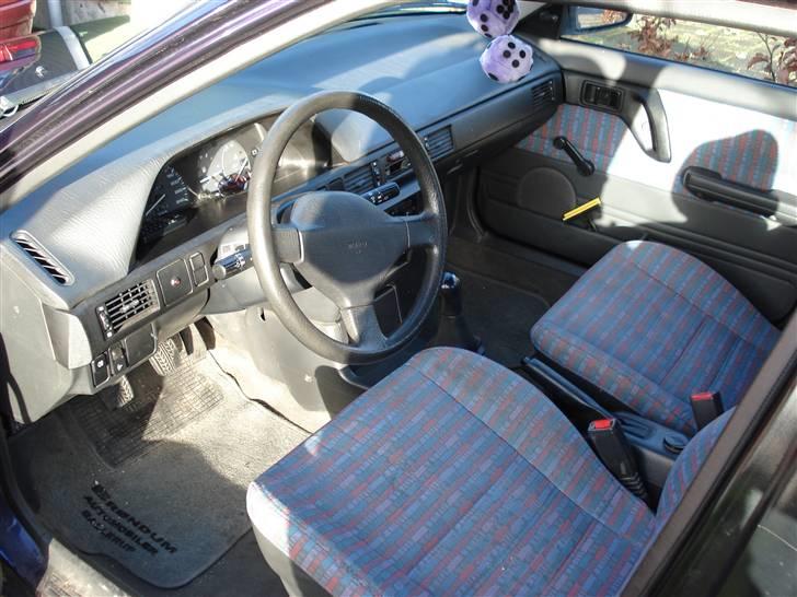 Mazda 323 - Indvendig billede 6
