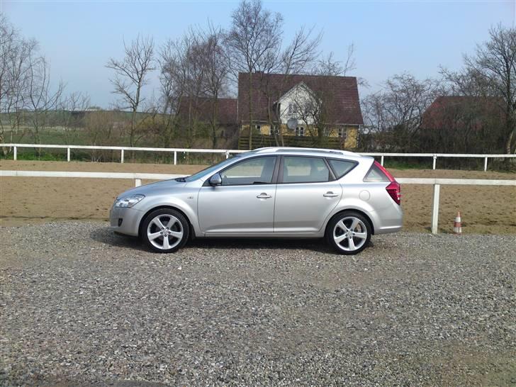 Kia Ceed SW Exclusive SOLGT - Så kom der sommerfælge på Ceed´en. Billede er taget hos min far. billede 1