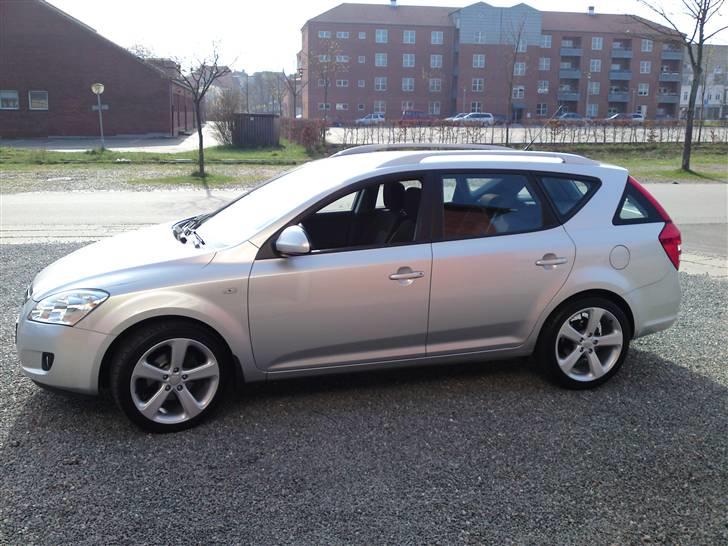 Kia Ceed SW Exclusive SOLGT - Billede nede fra firmaet efter en sommer klargøring. billede 2
