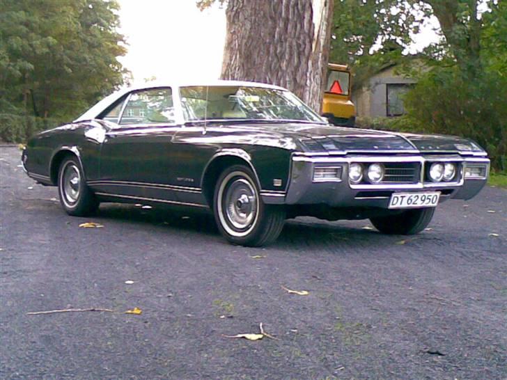 Buick Riviera - Fået nye for dæk,de ikke nemme at finde i den størrelse med hvid kant... Måtte skaffes i sverige  billede 3