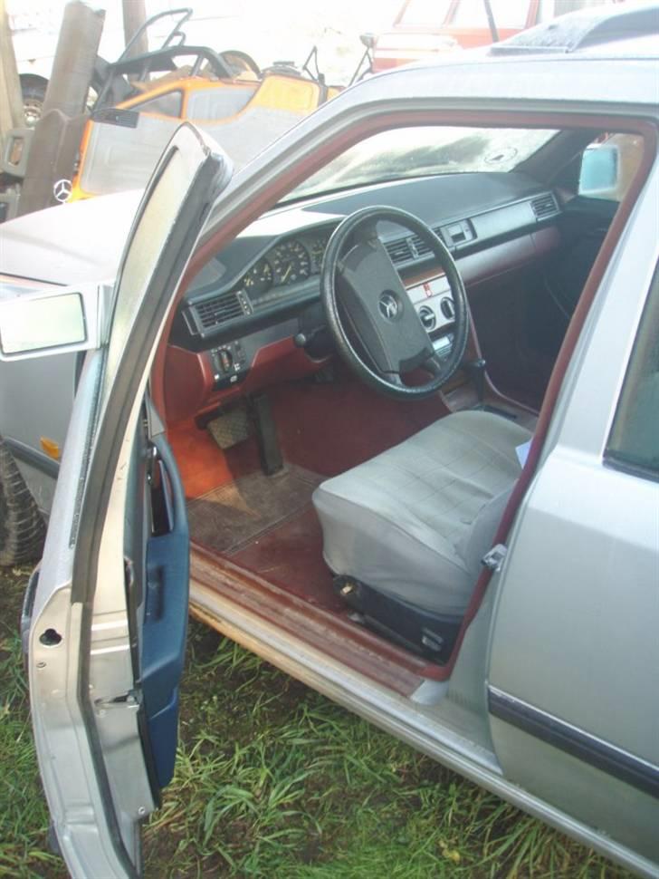 Mercedes Benz 250D W124 "Wotan" SOLGT - Lidt slidt men ikke fuldstændigt splittet ad. billede 4