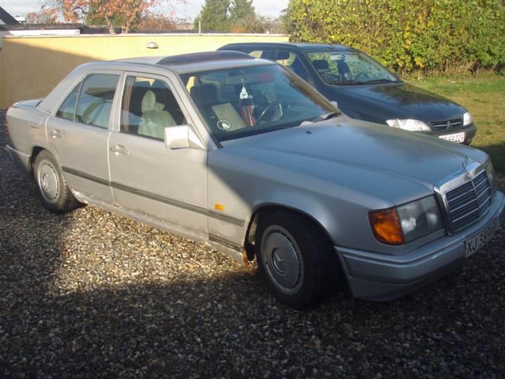 Mercedes Benz 250D W124 "Wotan" SOLGT - Det første billede jeg tog af den, dagen jeg hentede den. billede 6