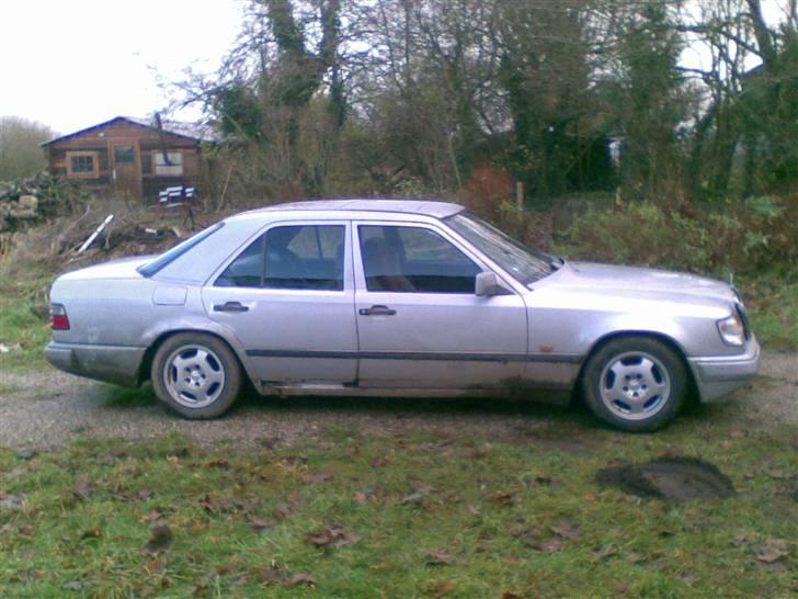 Mercedes Benz 250D W124 "Wotan" SOLGT - Fra siden. Det kunne godt pynte med de org. opdaterings planker på siden. billede 7