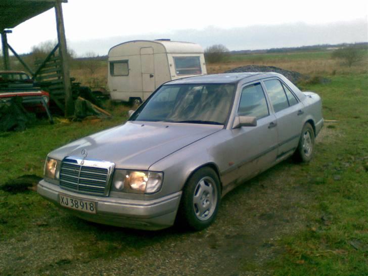 Mercedes Benz 250D W124 "Wotan" SOLGT - Møgbeskidt. Den gamle orange Lada klodset op i baggrunden. billede 8