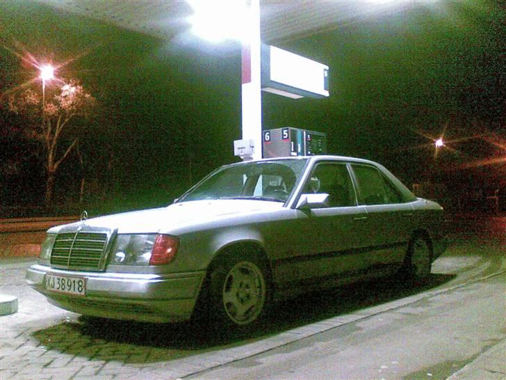 Mercedes Benz 250D W124 "Wotan" SOLGT - På tanken aftenen Alu fælgene kom på. Før jeg fik skiftet blinkene til hvide. billede 11