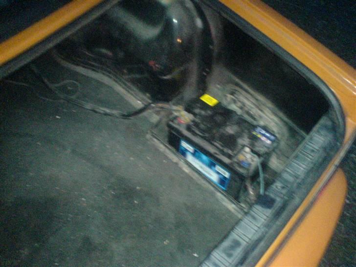 BMW 325i  SOLGT - batteriet som er flyttet til bagage rummet for bedre plads til TURBO:) billede 16