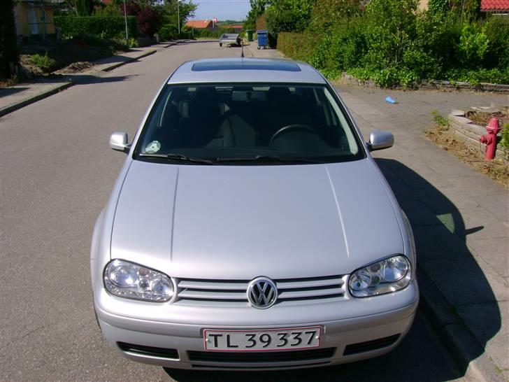 VW Golf 4 *SOLGT* - den ser pæn ud med fuld indfarvet kofangere og lister billede 5