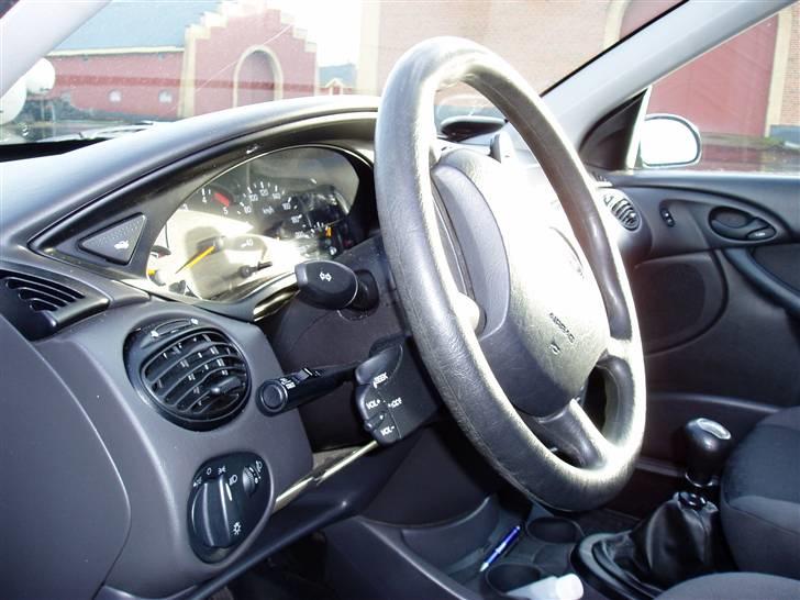 Ford Focus - Til venstre for rattet bemærkes fartpilot og den ratbetjente radio billede 8