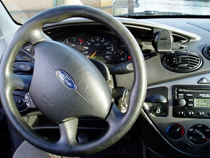 Ford Focus - Til højre for rattet ses holderen for navigation (garmin nüvi 760 black) billede 9