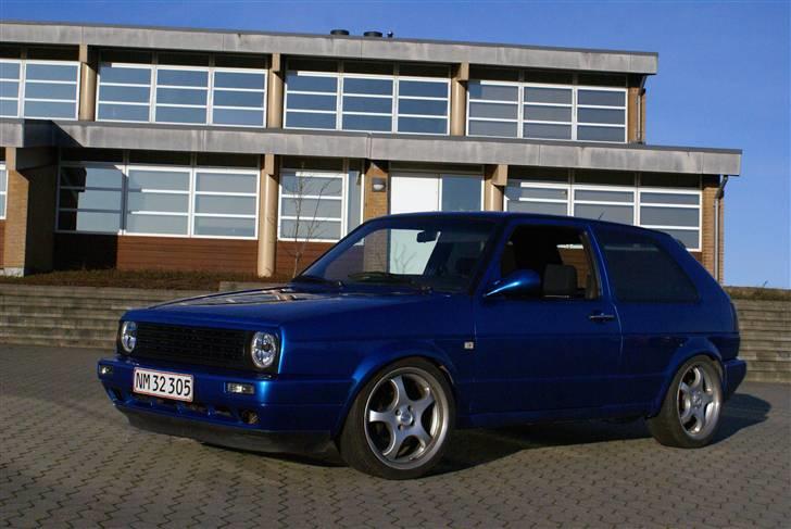 VW Golf 2 GTI 16v Solgt - Der står min lille pige jo.. :P billede 1