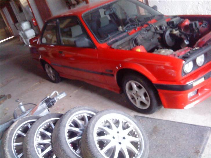 BMW 318i ''røde lyn'' solgt  - bilen med vinterfælgene på , og motoren pillet ud;) billede 13