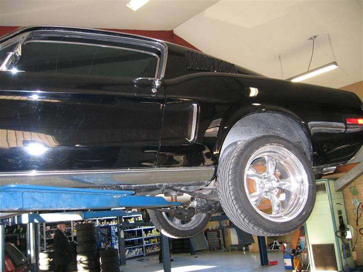 Ford Mustang Fastback  SOLGT - Så er hun på lift for at få hovedrenoveret og forstærket C4-gearkassen. billede 4