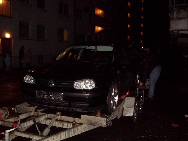 VW golf IV TDI GTI - bilen læsses i en skummel baggård i frankfurt billede 6