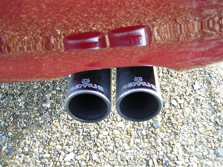 Mazda 626 2.5 V6 - Den larmer heldivis ik så voldsomt. Men har en go lyd, når bilen bliver skudt af :o) billede 11