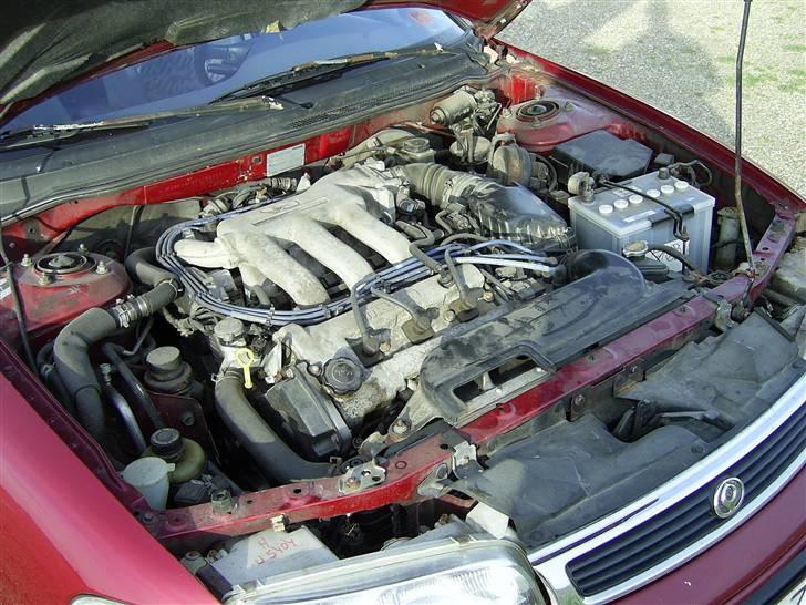 Mazda 626 2.5 V6 - kraftværket :o) Men hun trænger snart til en jule vask :o) billede 14