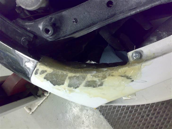 Nissan 100 nx - har lagt lidt glasfiber på for at få den til at flugte med skærmen  billede 11