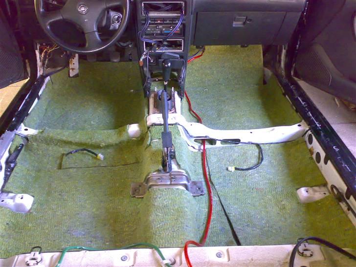 Nissan 100 nx - har lagt noget isolering i bunden plus nogle asfalt plader  billede 19