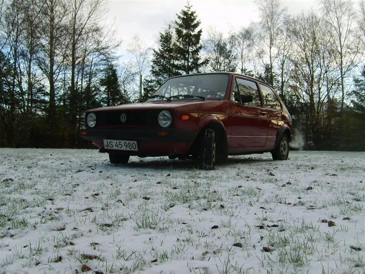 VW Golf 1 - Ja, så står den og hygger sig i sneen efter den nye polering. billede 2