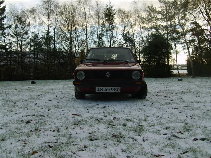 VW Golf 1 - Dejlig front, men mangler en anden grill og øjnbryn billede 3