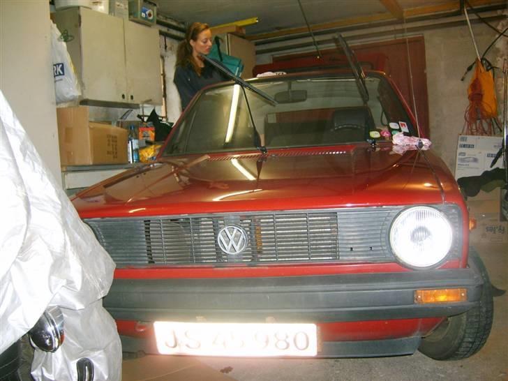 VW Golf 1 - Den unge dame knokler med at polere den op.. billede 6