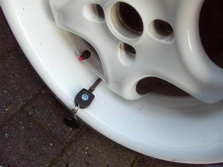 BMW 320i Coupe Solgt - Bag fælget Og JA det er en golf nøgle :) havde ikke lige andet men hvad det tysk:) billede 2