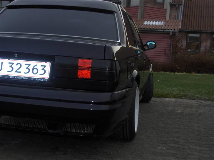 BMW 320i Coupe Solgt - God bag billede 4