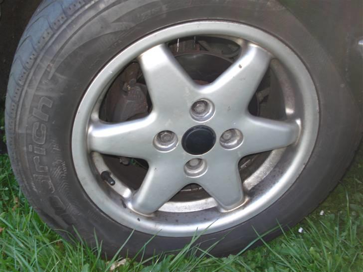 VW Golf III 1,8 CL #Solgt - Højre sidespejl er flækket ude til højre billede 12