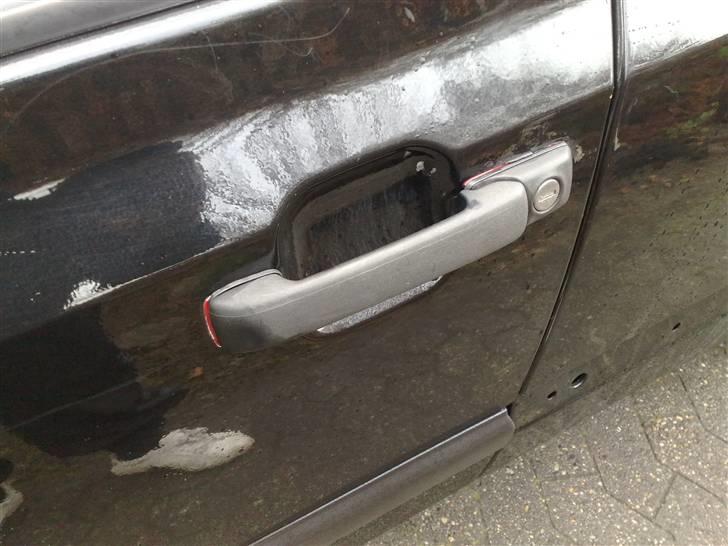 VW Golf III 1,8 CL #Solgt - Bilen har været rød før, og det kan ses enkelte steder.  billede 13