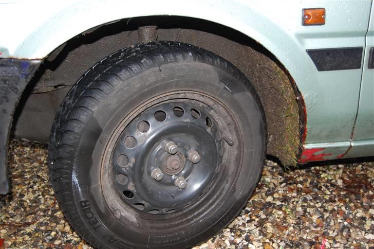 Toyota Corolla 1,3  *SKROTTET* - De er lidt kedelige at se på, men de er runde så de virker ;)  billede 13