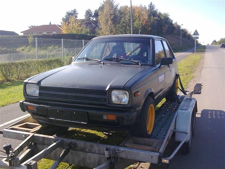Toyota Starlet KP60 sælges (SOLGT) - her har jeg lige købt bilen og skal så hjemad fra fåborg. billede 10