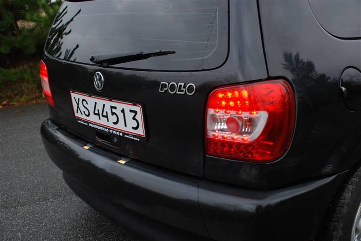 VW Polo 6n TILSALG  - Mine nye Baglygter.. er bare lidt årgelig over det bobbelrust bagklappen har under håndtaget.  billede 3