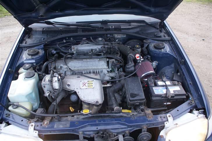 Toyota carina e (Solgt) - moterrum som ses er det jo næsten standart billede 2