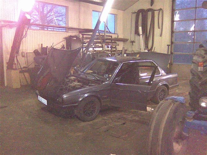 BMW e30 318I. byttet  - ved at sætte musik dåsen i.. billede 6