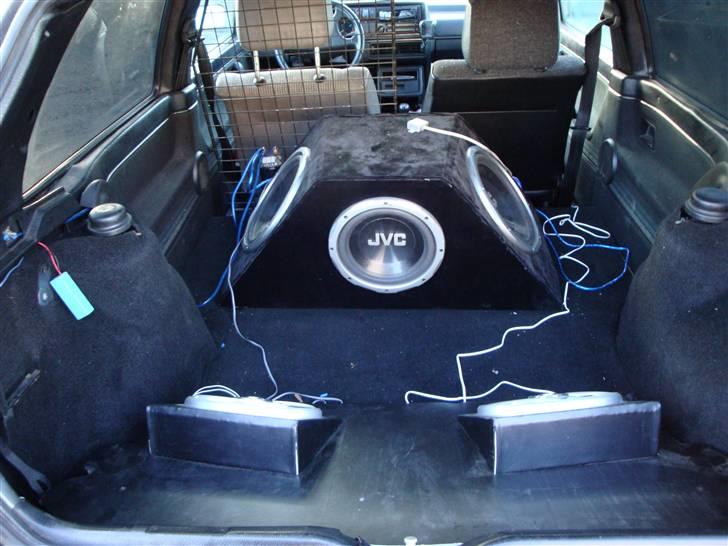 VW Golf 1,6 TD Solgt - aaarh, masser af plads i sådan en gulpladebil, (hvis der ikke lige var anlæg i:S) billede 3