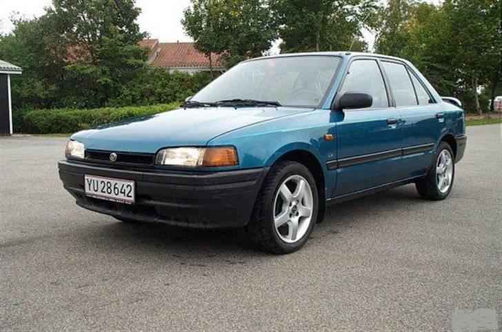 Mazda 323 Sedan 4 dørs billede 1
