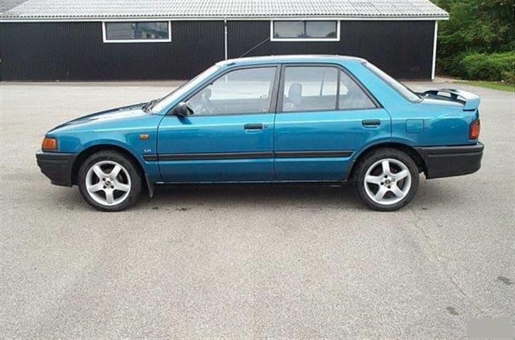 Mazda 323 Sedan 4 dørs billede 2