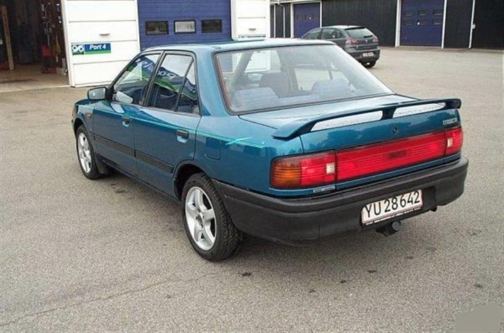 Mazda 323 Sedan 4 dørs billede 3