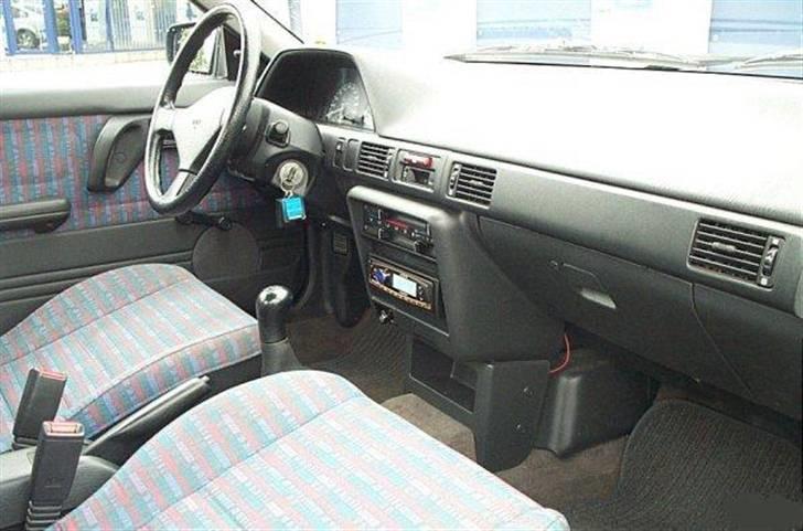 Mazda 323 Sedan 4 dørs billede 4