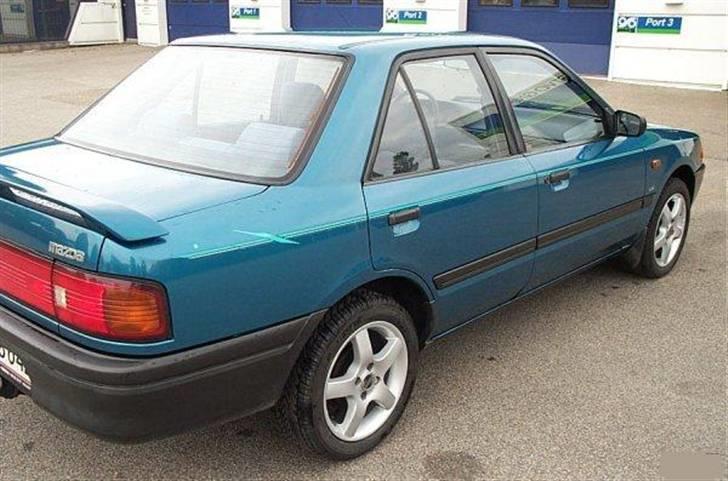 Mazda 323 Sedan 4 dørs billede 6