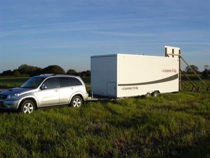 Toyota RAV4 2,0 D-4D, LUXUS - Så må man ikke køre med større trailer efter en RAV4. billede 12