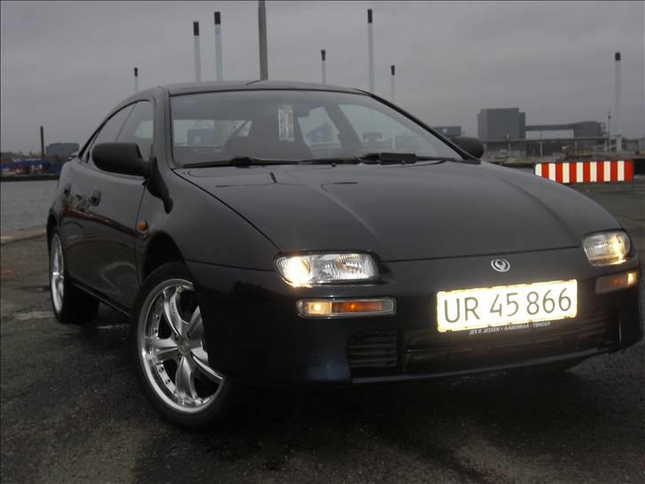 Mazda 323F billede 1