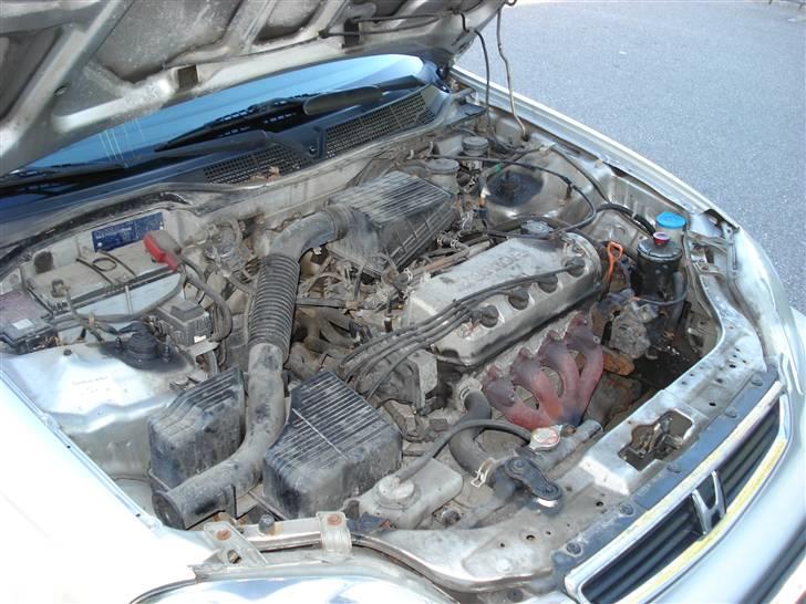 Honda civic 1.4 I S byttet - mit motorrum da jeg fik bilen :S billede 18