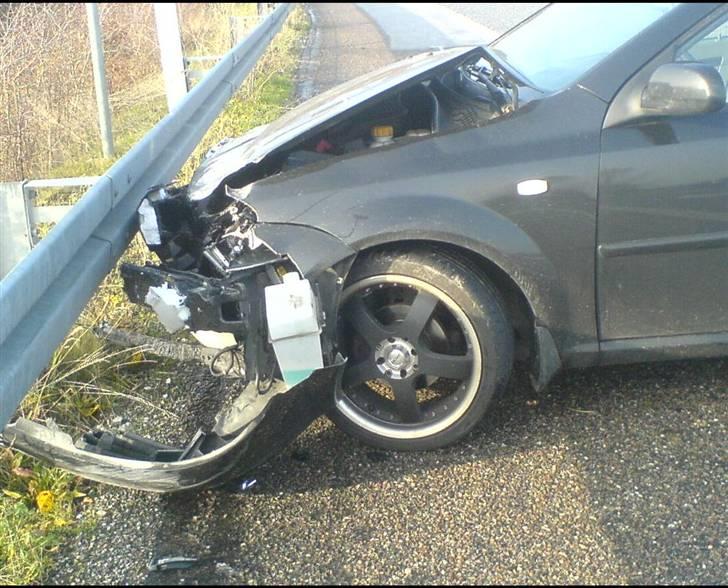 Chevrolet Lacetti (Total skadet) - Sådan ser den ud nu efter 2 - 11 - 08. Jeg skred ud på en afkørsel (Ølby/Køge nr. 32) omkring kl 11. Skulle ud og købe en gave.  billede 17